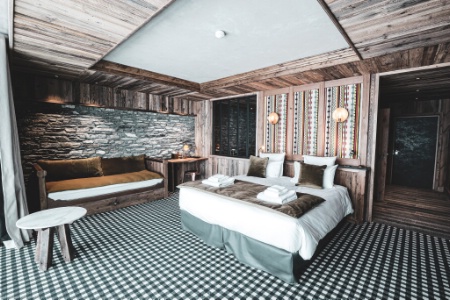 Bois et pierre constituent le décor du Refuge de Solaise.