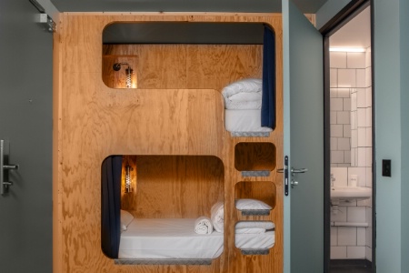 Lits superposés d'une chambre familiale à l'Eklo de Bordeaux, au 5e rang des hôtels les plus écologiques de France.