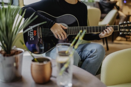 Amorcées fin 2020, les tournées mondiales ibis Music We Are Open reflètent les valeurs de convivialité et d'inclusion chères à l'enseigne.
