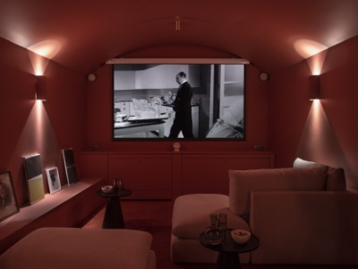 Une salle de cinéma pensée comme un salon.