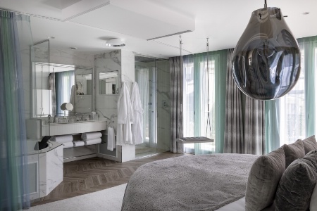 La chambre Extravagante dispose d'une douche expériencielle et offre une vue sur les toits de Paris.