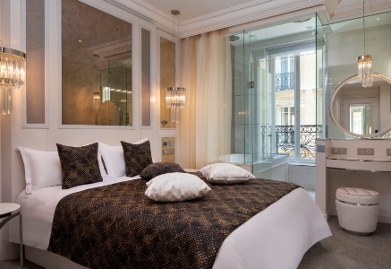 Ambiance parisienne dans la chambre élégante