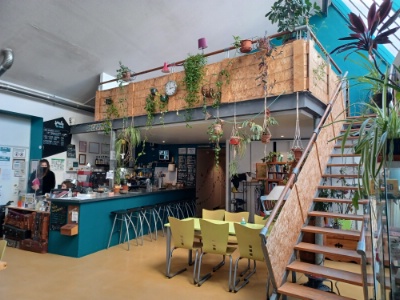 L'Alter Hostel se définit comme une auberge de jeunesse éco-responsable, solidaire et participative.