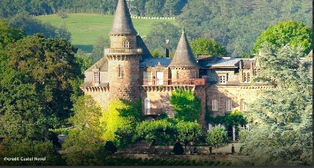 Le complexe du château de Castel Novel : 7 500 m² de bâtiment au coeur d'un parc de 17 hectares.
