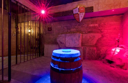 Pascal Derville a mis en avant un pan du mur des anciennes fortifications de la ville pour créer un escape game autour d'univers médiéval.
