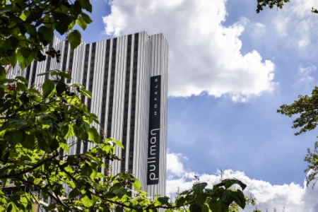 Le Pullman Montparnasse, un bâtiment de 32 étages et 115 mètres de haut