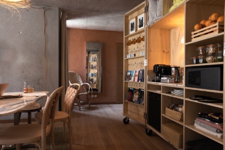 Dans les chambres, les armoires en bois s'ouvrent telles des malles de voyage.