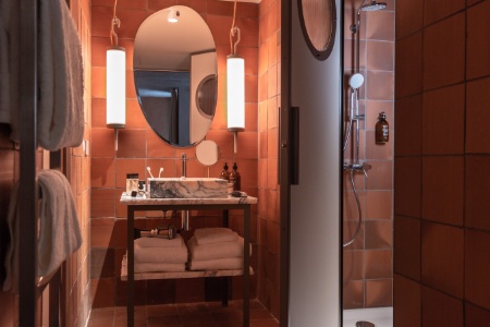 Salle de bains en céramique artisanale du Beaujolais.