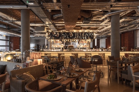 Le restaurant Feuille de Chou est situé dans le grand espace convivial au rez-de-chaussée du Mob House.