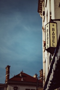 L'enseigne de l'hôtel Babel, situé dans le quartier de Belleville, à Paris.