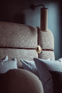 Détail d'une tête de lit à l'hôtel Babel, à Paris (XXe).