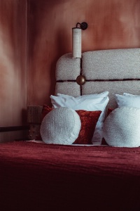 Chambre rose de l'hôtel Babel, à Paris (XXe).