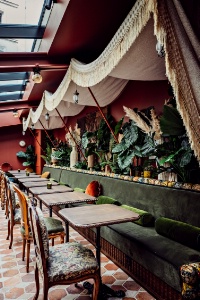 Ambiance orientale dans le restaurant de l'hôtel Babel, à Paris (XXe).