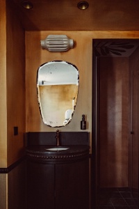 Les miroirs ont été volontairement piqués pour leur donner un aspect vieilli.