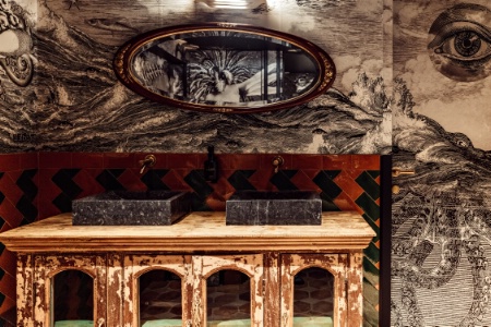 La fresque des toilettes réalisée par l'artiste 13 bis.