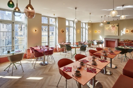 La lumineuse salle des petits déjeuners.