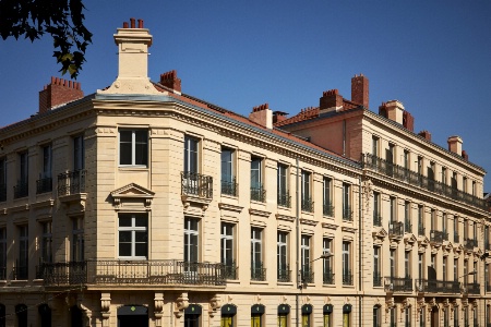 L'hôtel de Cambis est situé dans les remparts d'Avignon.