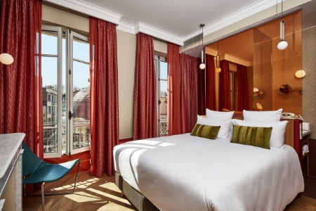 Les couleurs des 41 chambres de l'Hôtel de Cambis sont déclinées sur le thème du vin par Julie Gauthron.
