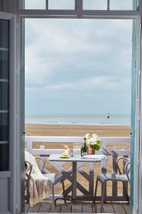 Vue d'une chambre de l'hôtel Flaubert de Trouville (Calvados).