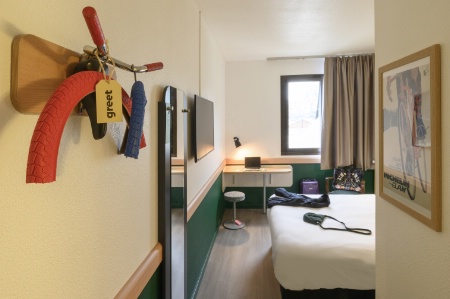 Un guidon de vélo transformé en porte-manteaux dans l'hôtel greet Evreux centre (Eure).