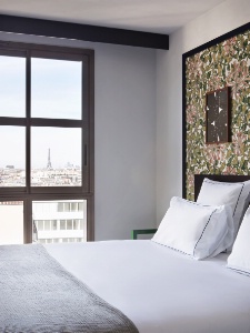 Chambre avec vue sur la tour Eiffel à l'Hôtel Rosalie , à Paris (XIIIe).