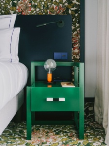 Dans les chambres, les meubles en acier galvanisé rappellent le mobilier de jardin.