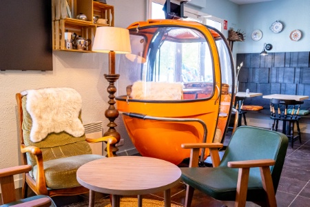 Une ancienne cabine de remontées mécanique a été installée dans la salle de restaurant.