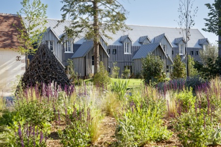 Pour le Bois des chambres, deux bâtiments modernes ont été conçus dans le prolongement d'anciennes fermes agricoles.