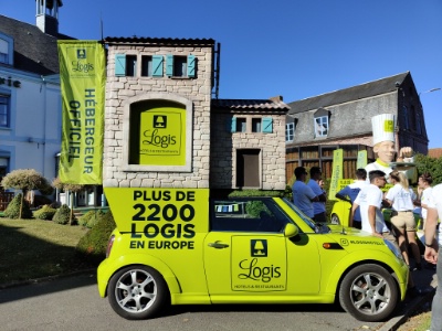 L'un des véhicules Logis Hôtels de la caravane du Tour de France.