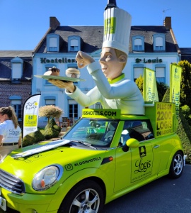 L'un des véhicules Logis Hôtels de la caravane du Tour de France.
