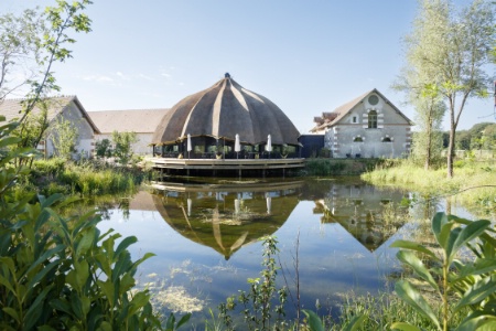 Le restaurant Le Grand Chaume est ouvert sur l'étang et le paysage alentour