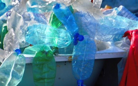 Un hôtel-restaurant logé sur une île artificielle constituée de 700 000 bouteilles en plastique existe déjà en Côte d'Ivoire