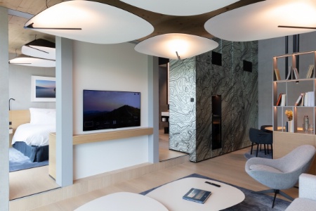 Les 50 chambres et suites décorées dans un esprit contemporain par l'agence lyonnaise AUM font la part belle aux matières nobles, notamment l'épicéa local.