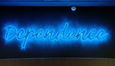 Dépendence, oeuvre de Jeanne Susplugas, dans le couloir menant au speakeasy de la Drawing House.