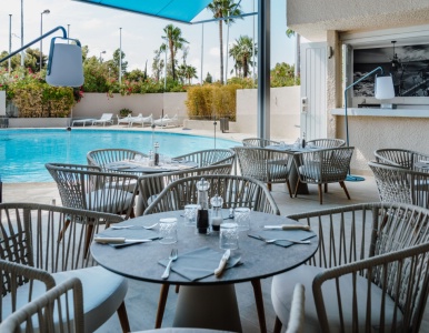 Le restaurant L'Atelier bistrot niçois est situé au bord de la piscine du Radisson Nice Airport.