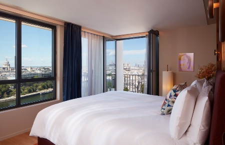 Suite au 14e étage avec vue sur la Seine.
