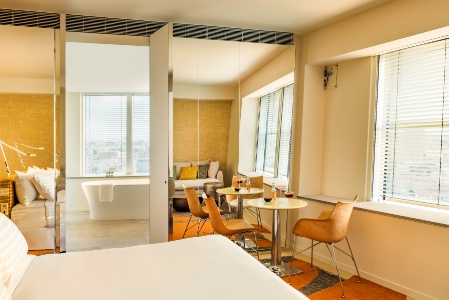 Suite Deluxe Junior du TOO Hôtel, à Paris.