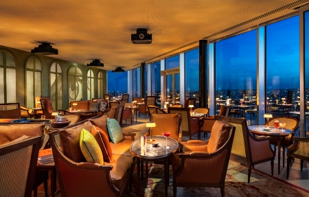 Ambiance chaleureuse et feutrée au Skybar TooTacTac.