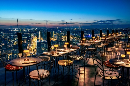 Terrasse du Skybar TooTacTac , au 27e étage situé à 120 m de haut, du TOO Hotel, à Paris.