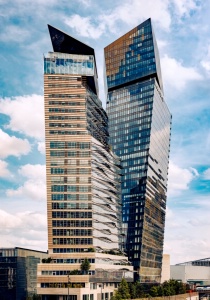 Les Tours Duo, de l'architecte Jean Nouvel. Le TOO Hôtel se situe dans les 10 étages supérieures de la petite tour, dite Duo 2.