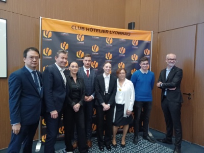 Les quatre grands lauréats aux côtés de la direction du Club. Les quatre grands lauréats aux côtés de la direction du Club.