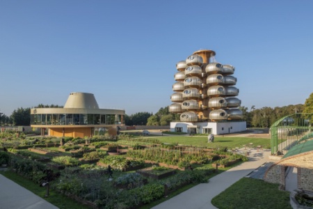 L'EssenCiel réinterprète le concept de la chambre d'hôtel et le restitue sous la forme d'un cocon qui évoque l'intériorité et le calme.