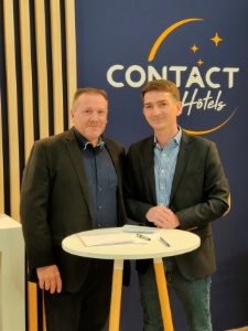 Jacques Barthélémy, président de Charme & Caractère (à gauche), et Thomas Richard, président de Contact Hôtels, lors de la signature officielle de l'alliance CHCC. Jacques Barthélémy, président de Charme & Caractère (à gauche), et Thomas Richard, président de Contact Hôtels, lors de la signature officielle de l'alliance CHCC.