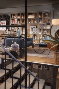 La salon bibliothèque de la Maison Elle, à Paris (VIIIe).
