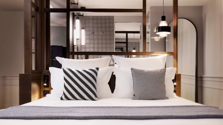 Une chambre marinière de la Maison Elle, à Paris (VIIIe).