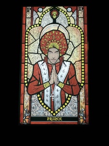 Prince, en saint du rock dans le bar.