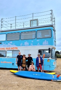 Paddle et apéritifs sur le toit-terrasse font partie des activités proposées par le bus-hôtel.