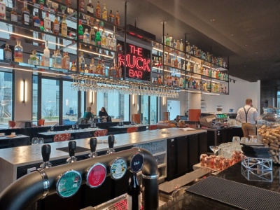 Le gigantesque bar central du restaurant s'inscrit dans l'esprit lifestyle de l'hôtel.