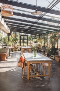 Le Barn dépoussière l'hôtellerie de campagne, grandes tablées et convivialité à la clé. Le Barn dépoussière l'hôtellerie de campagne, grandes tablées et convivialité à la clé.