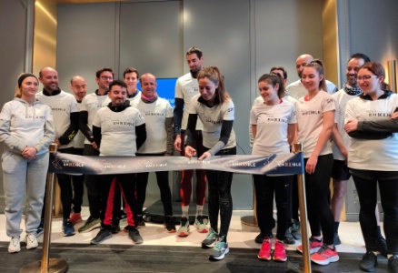 Céline Falco lance le défi #Tousen100ble, accompagné de la première équipe de coureurs en relais.